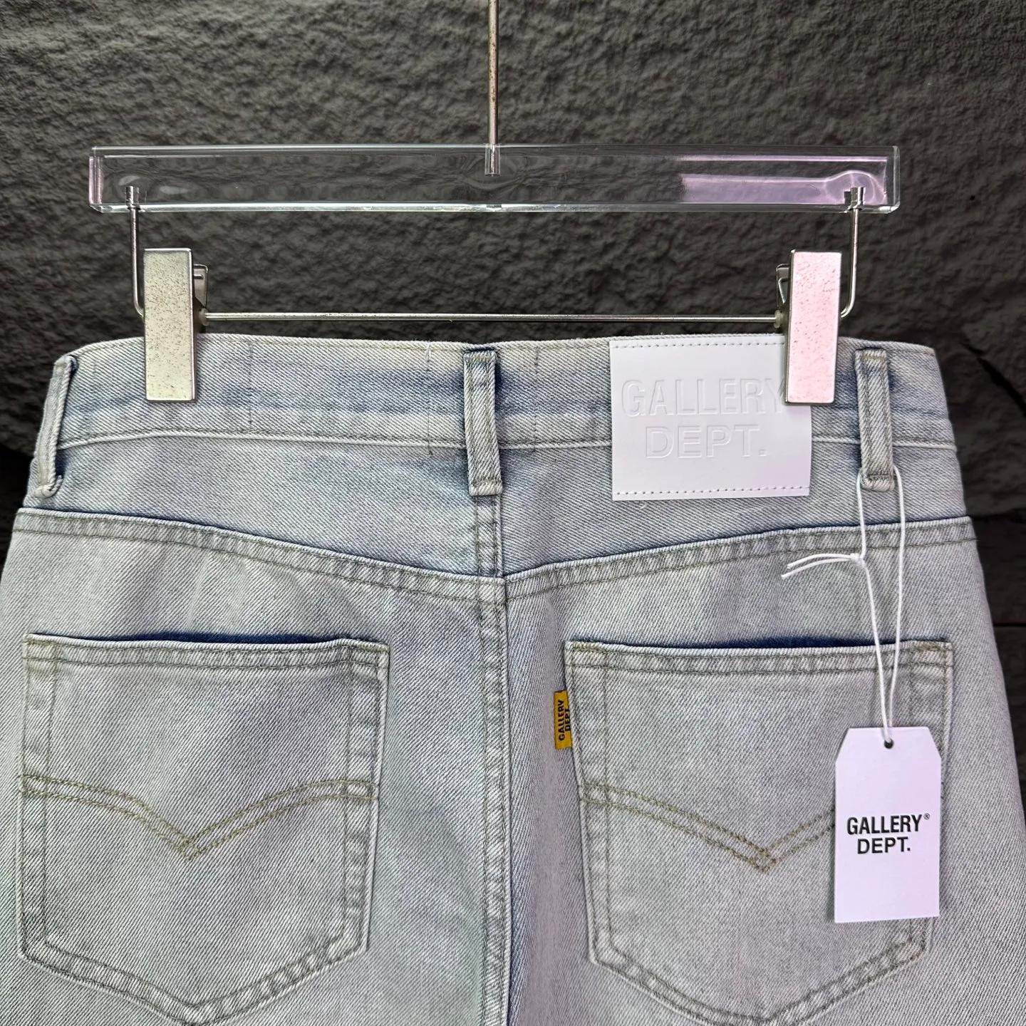 P240 GALLERY DEPT. 2026 New Colorful Skin Embroidered Letter Splicing Couple Style Washed Loose Bootcut Jeans 🔥High Version🔥High Version🔥 Top Ceiling Quality Styles with different washed textures are very friendly to people with thin legs and thick legs. The bootcut version is very flattering to the leg shape. Moderate length that never goes out of style, easy and casual to match, basic styling for various styles, a must-have in the wardrobe! The fabric is stiff but also makes the upper body soft without losing texture. The washing process is even more perfect. It is a must-have item for everyone! ! ! Washed wheat, hang tag, pants label, complete with three labels Color: light blue Size: 28, 30, 32, 34, 36 (five sizes)